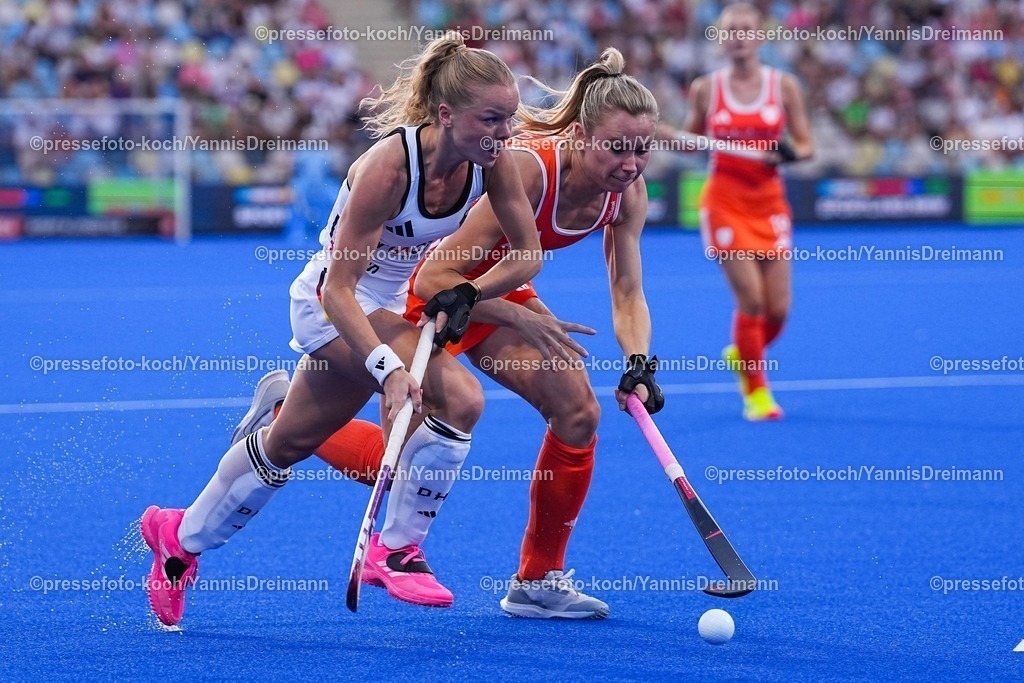 xydrx11082503012 | 11.08.2025, xydrx, Frauen EuroHockey Championship 2025, Gruppenphase, Gruppe A, Deutschland - Niederlande, Sparkassenpark Mönchengladbach: Emma Davidsmeyer (GER #23) im Zweikampf gegen Freeke Moes (NED #18)