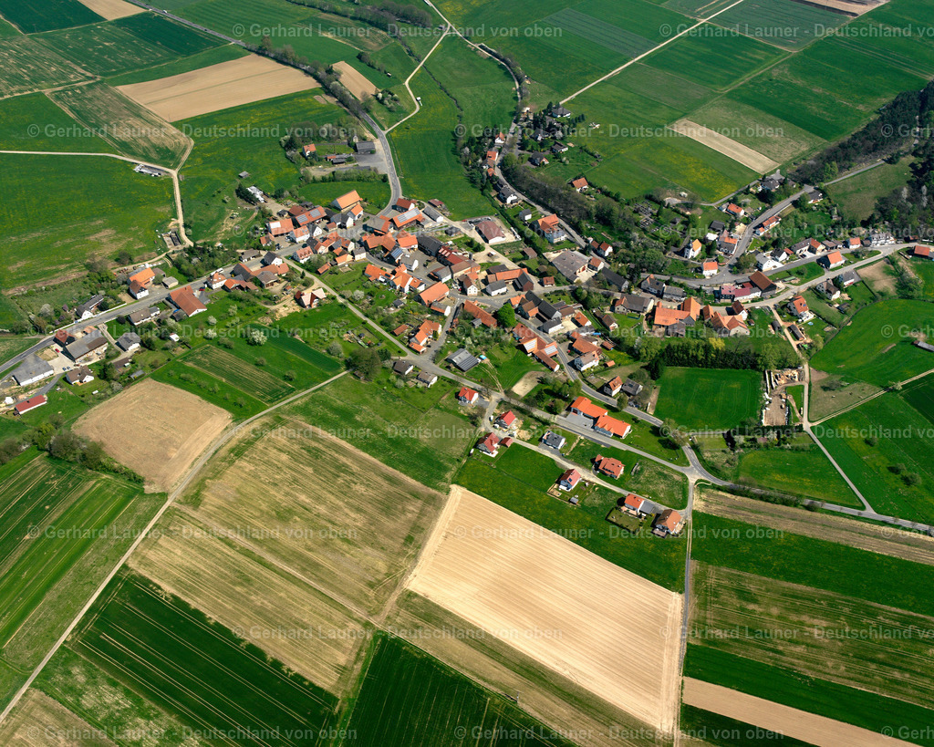 2615019 | ERBENHAUSEN 07.06.2006 Ortsansicht am Rande von landwirtschaftlichen Feldern und Nutzflächen  in Erbenhausen im Bundesland Hessen, Deutschland // Village view on the edge of agricultural fields and land  in Erbenhausen in the state Hesse, Germany Foto: Gerhard Launer