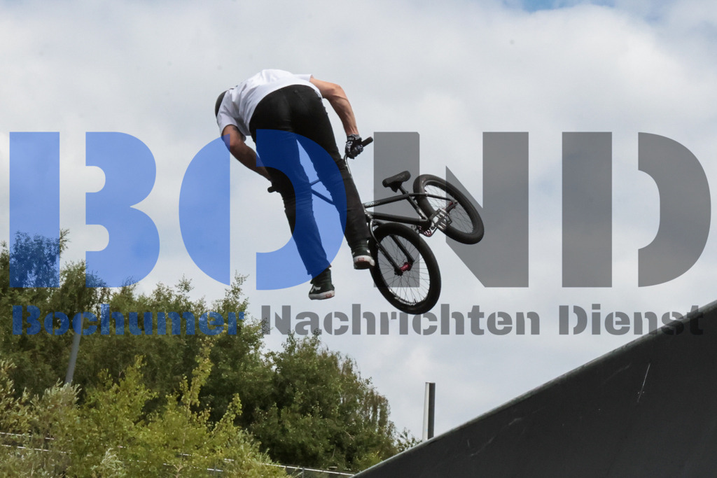 SES_TTG3X320250717-166 | bond - Realisiert mit Pictrs.com