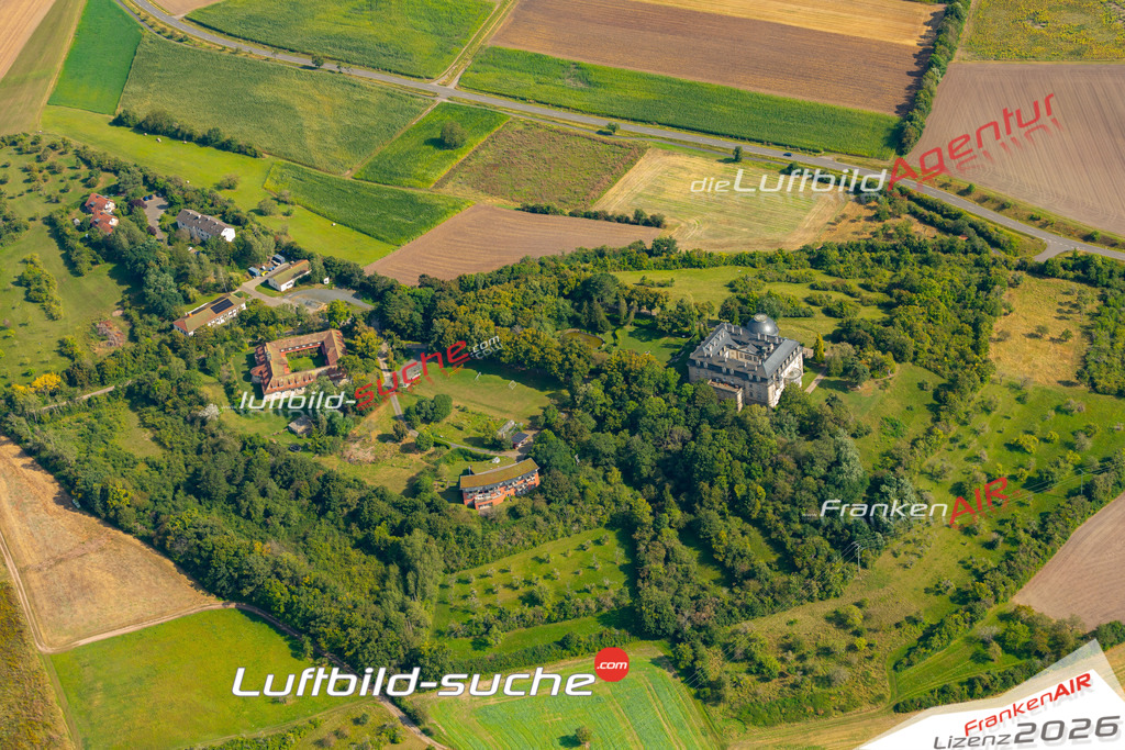 Das Luftbild zeigt : Schloss Craheim Stadtlauringen - Die Luftaufnahme wurde 2024 vom UL-Flugzeug aus erstellt ( keine Drohne ) - Hochauflösende Luftaufnahme - Für grossformatige Ausdrucke geeignet. Die Geschenkidee !Mit Lizenz und Bildrechte bestellbar