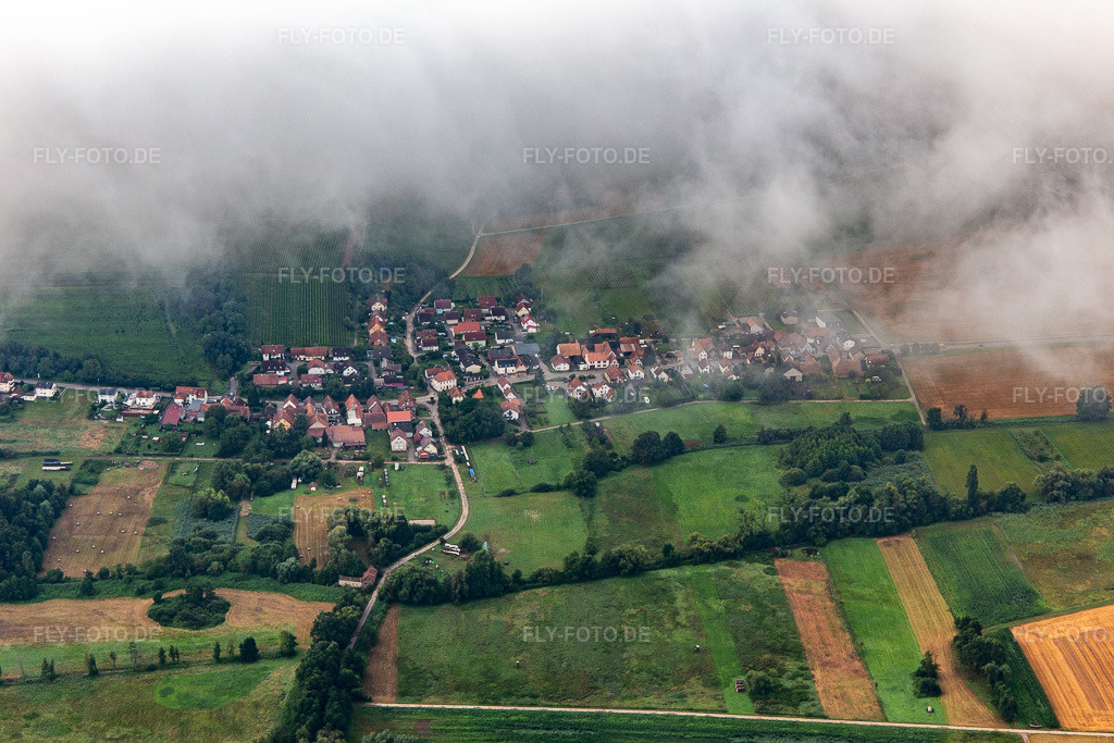 Luftbild: Ortschaft von Norden unter tiefen Wolken in Hergersweiler im Bundesland Rheinland-Pfalz in Deutschland. Foto: IMG_142898.jpg vom 03.08.2024 durch Werner Riehm/FLY-FOTO.de