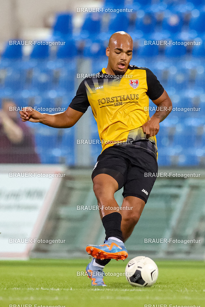 SB_KFCBAU_20250815_5703.JPG -  - KFC Uerdingen - SF Baumberg - Oberliga Niederrhein | Krefeld, Deutschland, 15.08.25: Anthony Oscasindas (KFC Uerdingen) in Aktion, am Ball, Einzelaktion während des Oberliga Niederrhein Spiels zwischen KFC Uerdingen - SF Baumberg in der Grotenburg Stadion am 15. August 2025 in Krefeld, Deutschland. (Foto von Stefan Brauer/Brauer-Fotoagentur)