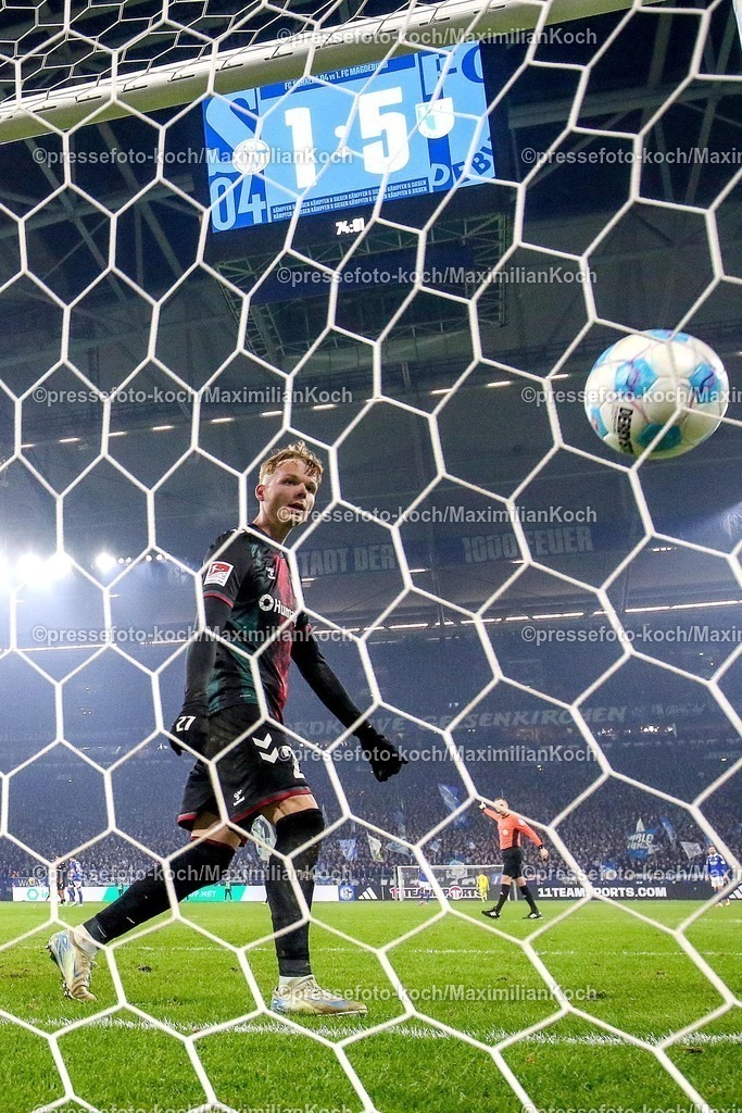 S0401022501105 | 01.02.2025, Fußball, FC Schalke 04 - 1. FC Magdeburg, 2.. Fußball Bundesliga, 20. Spieltag, Veltins-Arena Gelsenkirchen, Saison 2024 2025: Philipp Hercher (1.FC Magdeburg #27) shießt nach dem Treffer von Martijn Kaars (1.FC Magdeburg #9) zum 5:1 den Ball nochmal ins Tor DFB regulations prohibit any use of photographs as image sequences and or quasi-video.