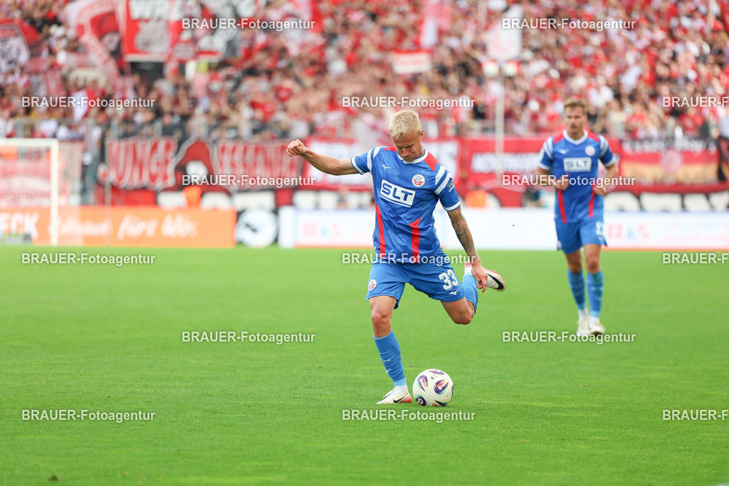 Rot-Weiss Essen - Hansa Rostock | Essen, Deutschland, 20.09.2025 Viktor Bergh (Hansa Rostock) Einzelaktionwährend des 3.Liga Spiels zwischen  Rot-Weiss Essen und Hansa Rostock am 20.09.2025 im Stadion an der Hafenstraße in Essen. (Foto von Timo Bluhmki-Schmidt/Brauer Fotoagentur