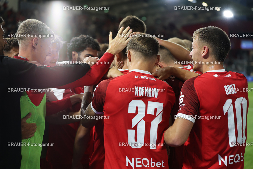 SV Wehen Wiesbaden - Rot-Weiss Essen | Wiesbaden, Deutschland, 22.08.2025Mannschaft (Rot-Weiss Essen) jubelt nach dem Tor zum 3:4 während des drittliga Spiels zwischen SV Wehen Wiesbaden und Rot-Weiss Essen am 22.08.2025 in der BRITA-Arena in Wiesbaden. (Foto von Timo Bluhmki-Schmidt/Brauer Fotoagentur