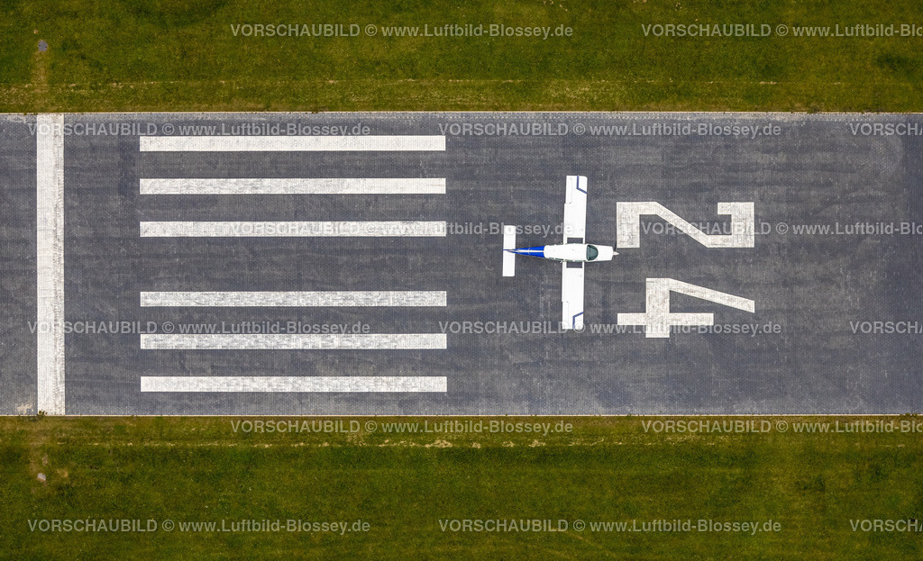 Hamm220602396 | Luftbild, Flugplatz Hamm-Lippewiesen, Start- und Landebahn und Flugzeug, Heessen, Hamm, Ruhrgebiet, Nordrhein-Westfalen, Deutschland