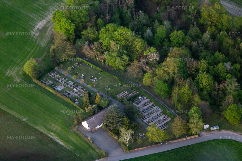 Luftbild: Friedhof in Barbelroth im Bundesland Rheinland-Pfalz in Deutschland. Foto: IMG_140272.jpg vom 11.04.2024 durch Werner Riehm/FLY-FOTO.de