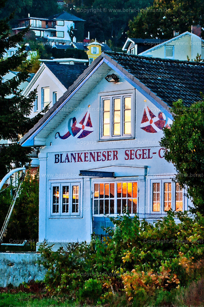 PDM2_BlankeneseSegelClub_3593_80x120_sig | Digitale Malerei. Blankeneser Segel-Club. Wolkenhimmel vom Sonnenuntergang spiegelt in den Scheiben des historischen Bootshauses. - Realisiert mit Pictrs.com