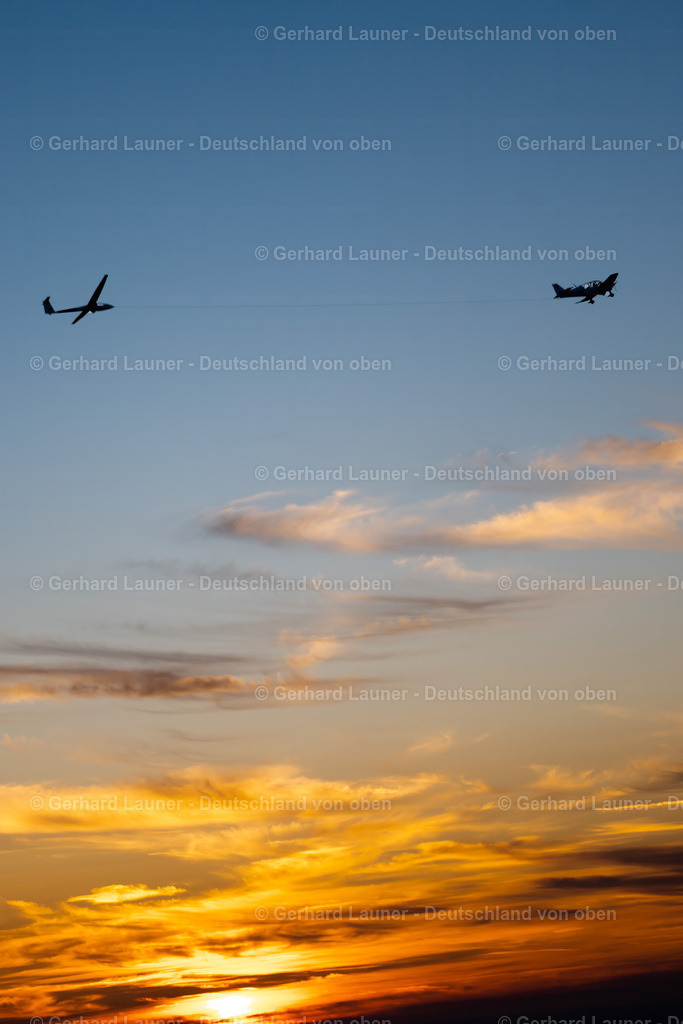 4042572 | Abendlicher Segelflugschlepp über Würzburg