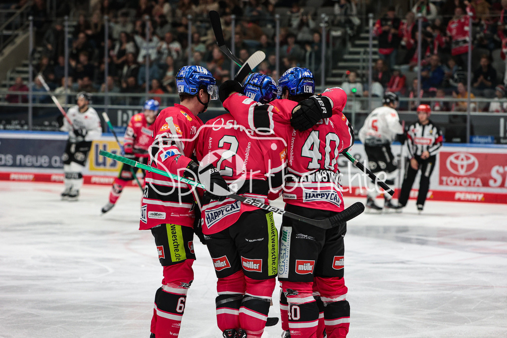 Augsburger Panther - Koelner Haie  | Die Panther freuen sich ueber den Treffer zum 1-2 durch Andrew LeBlanc (AEV #19)