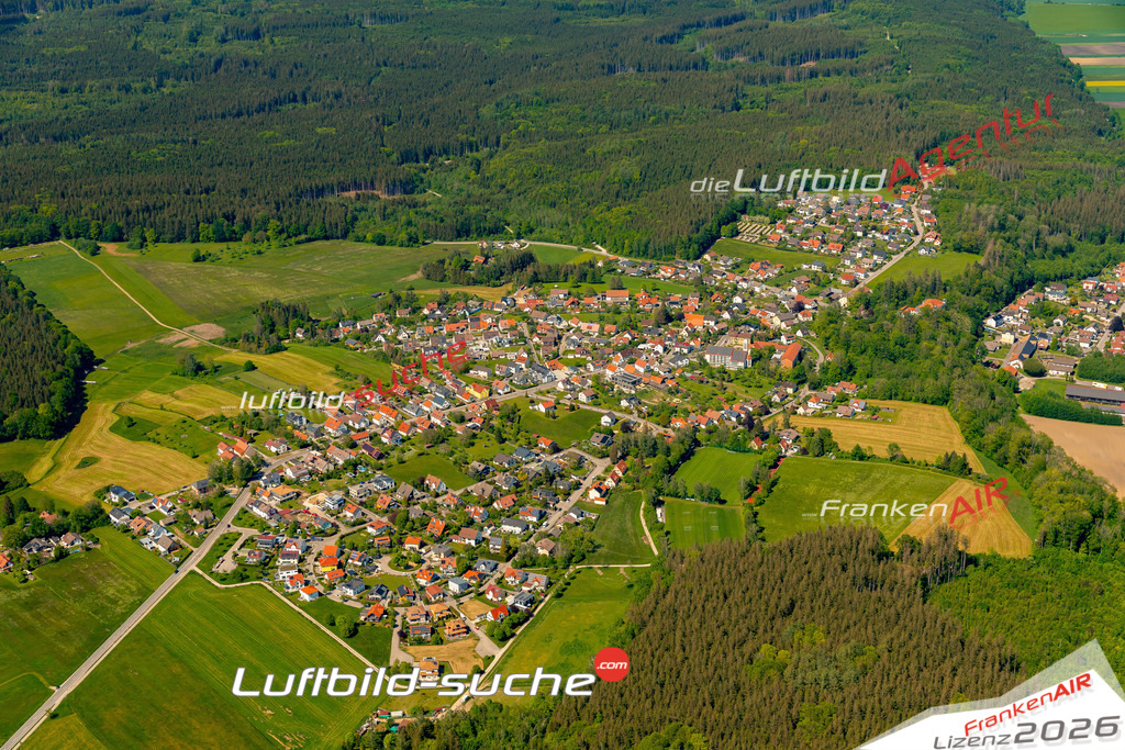 Das Luftbild zeigt : Straßberg Bobingen - Die Luftaufnahme wurde 2024 vom UL-Flugzeug aus erstellt ( keine Drohne ) - Hochauflösende Luftaufnahme - Für grossformatige Ausdrucke geeignet. Die Geschenkidee !Mit Lizenz und Bildrechte bestellbar