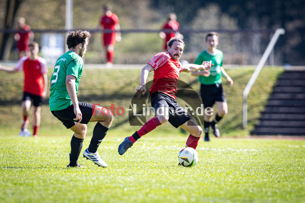 TSV Peißenberg gegen Lenggrieser SC | Fußball Herren Kreisliga Gruppe 1 Zugspitze 2025/26 19. Spieltag, TSV Peißenberg gegen Lenggrieser SC, 20260411,Marcel SCHNED (TSV Peißenberg 9) am Ball,2026-04-11 in Peißenberg (Sportzentrum Peißenberg, Platz 1), Michael GERG (Lenggries SC 3), Marcel SCHNED (TSV Peißenberg 9)Copyright: WolfgangxLindner www.foto-lindner.de