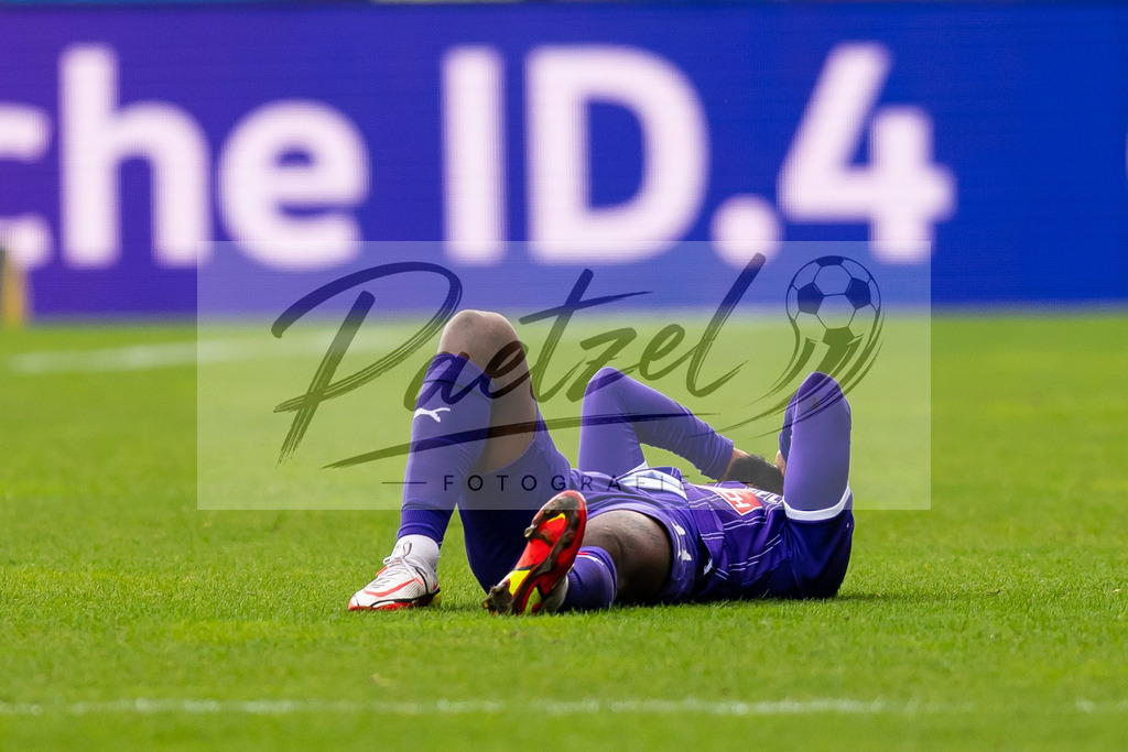 OSNTSV20211106_039 | Fussball, Herren: Ba-Muaka Simakala (VfL Osnabrueck) verletzt am Boden bei dem Spiel der 3. Liga zwischen VfL Osnabrueck und TSV 1860 Muenchen im Stadion an der Bremer Bruecke am 06.11.2021 in Osnanbrueck, Deutschland.DFB / DFL REGULATIONS PROHIBIT ANY USE OF PHOTOGRAPHS AS IMAGE SEQUENCES AND/OR QUASI-VIDEO. - Realisiert mit Pictrs.com