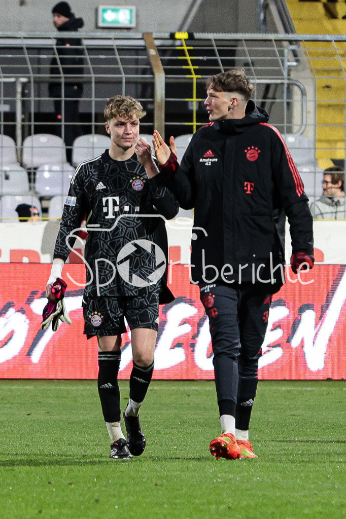 FC Bayern Amateure - FC Augsburg II | Keeper Johannes SCHENK(FCB #18) im Gespraech mit Tom HUELAMANN (FCB #42) nach der Partie