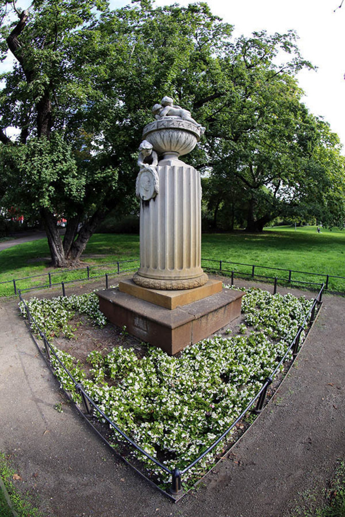 Foto: Leipzig - Gellert-Denkmal | Das Team hinter BILDLEXIKON LEIPZIG bündelt historische wie aktuelle Informationen über die Stadt Leipzig in Text und Bild auf einer Plattform und stellt diese der interessierten Öffentlichkeit zur Verfügung.