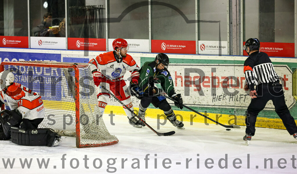 2022-12-02_014_TSV_Erding_gegen_EV_Pegnitz | Erding, Deutschland, 02.12.2022:
Eishockey, Bayernliga 2022 / 2023, 17. Spieltag, TSV Erding gegen EV Pegnitz, Endergebnis: 9:3

Torwart Filip Rieger (EV Pegnitz, #51), Oleg Seibel (EV Pegnitz, #8), Erik Modlmayr (Erding Gladiators, #21)

Foto: Christian Riedel / fotografie-riedel.net