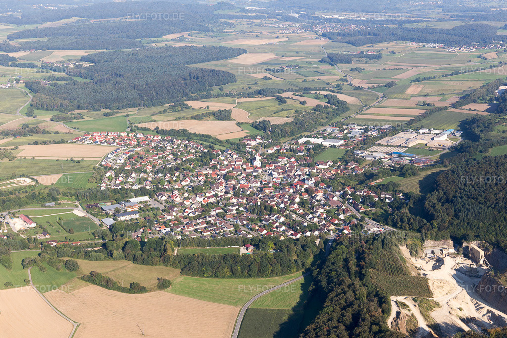 Luftbild: landwirtschaftlichen Feldern und Nutzflächen in Eigeltingen im Bundesland Baden-Württemberg in Deutschland. Foto: IMG_094250.jpg vom 27.08.2016 durch Werner Riehm/FLY-FOTO.de