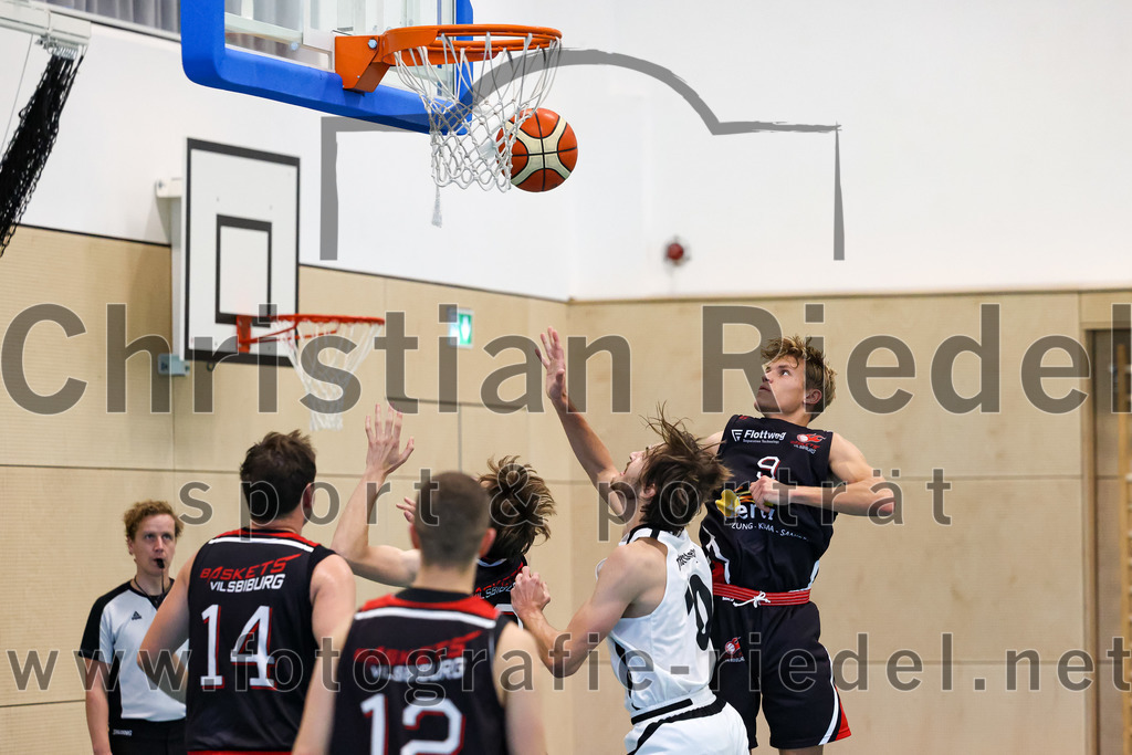 2022-10-16_033_TSV_Vaterstetten_gegen_Baskets_Vilsbiburg_2 | Vaterstetten, Deutschland, 16.10.2022:
Basketball, Bayernliga Herren Südost 2022 / 2023, 1. Spieltag, TSV Vaterstetten gegen Baskets Vilsbiburg 2, Endergebnis: 83:64

M. Engel (Baskets Vilsbiburg, #14), Finn Liebig (TSV Vaterstetten, #10), M. Urbanke (Baskets Vilsbiburg, #9)

Foto: Christian Riedel / fotografie-riedel.net