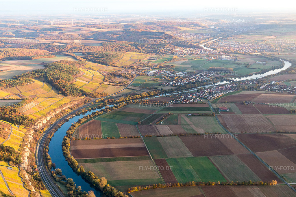 Luftbild: Uferbereiche am Flußverlauf des Main in Himmelstadt im Bundesland Bayern in Deutschland. Foto: IMG_112428.jpg vom 02.11.2018 durch Werner Riehm/FLY-FOTO.de