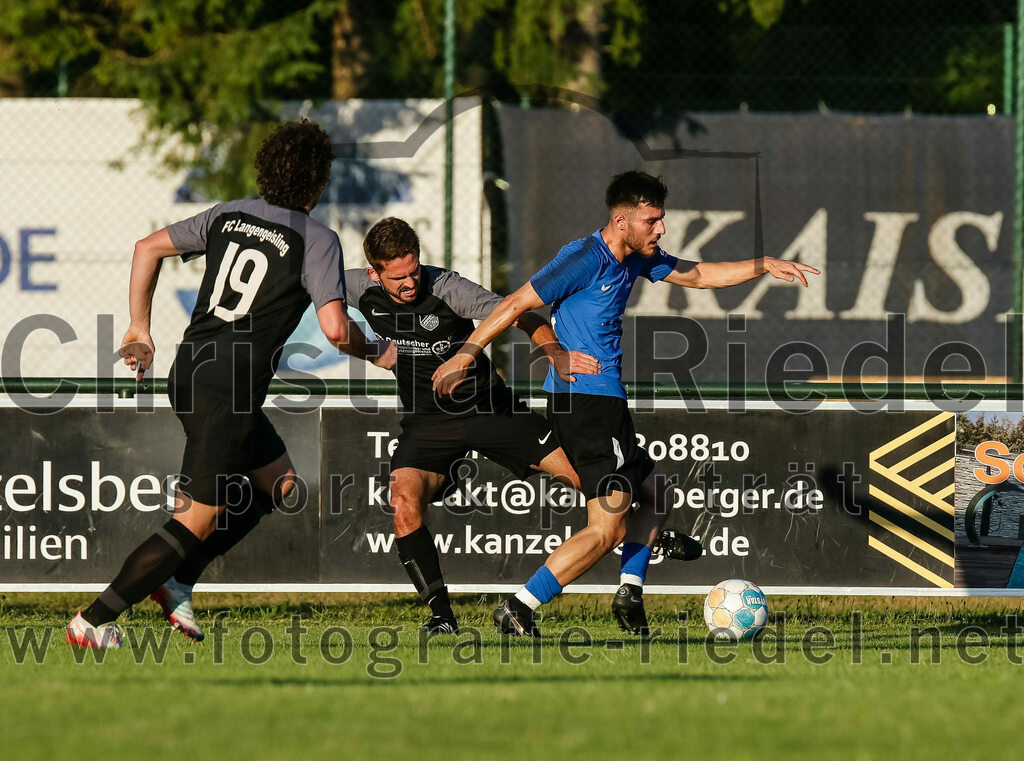 2023-07-14_073_FC_Langengeisling_gegen_FC_Velden-Eberspoint | Erding, Deutschland, 14.07.2023:
Fußball, Bezirksliga Oberbayern Ost 2023 / 2024, Testspiel, FC Langengeisling gegen FC Velden-Eberspoint, Endergebnis: 5:0

Fabian Aigner (FC Langengeisling, #19), Lucas Seeholzer (FC Langengeisling, #2), Denis Rexhepi (FC Velden-Eberspoint, #8)

Foto: Christian Riedel / fotografie-riedel.net