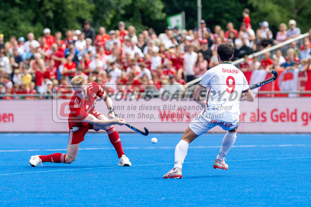 Final4_20250601-1447-Z82_9245 | Krefeld, Deutschland, 01.06.2025:  Feldhockey Final4 2025 – „Deutsche Feldhockey-Meisterschaften 2025“ Crefelder HTC - Rot-Weiss Köln (Finale Herren) im Gerd-Wellen-Hockeyanlage am 01.06.2025 in Krefeld, Deutschland. (Foto von Kramhöller/Fehrmann/Kaste)Krefeld, Germany, 01.06.2025: Feldhockey Final4 2025 – „Deutsche Feldhockey-Meisterschaften 2025“ Harvestehuder HTC - Düsseldorfer HC (Finale Damen) in Gerd-Wellen-Hockeyanlage at 01.06.2025 in Krefeld, Deutschland. (Foto from Kramhöller/Fehrmann/Kaste)