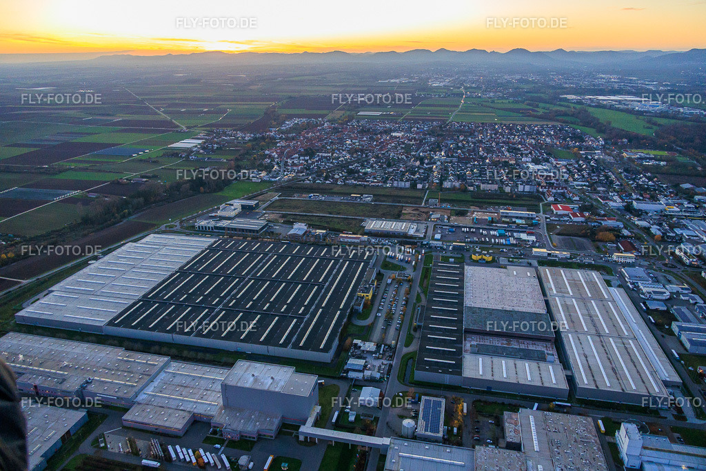 Ortsansicht von Osten | Luftbild: Ortsansicht von Osten in Offenbach an der Queich im Bundesland Rheinland-Pfalz in Deutschland. Foto: IMG_151696.jpg vom 18.11.2025 durch Werner Riehm/FLY-FOTO.de - Realisiert mit Pictrs.com