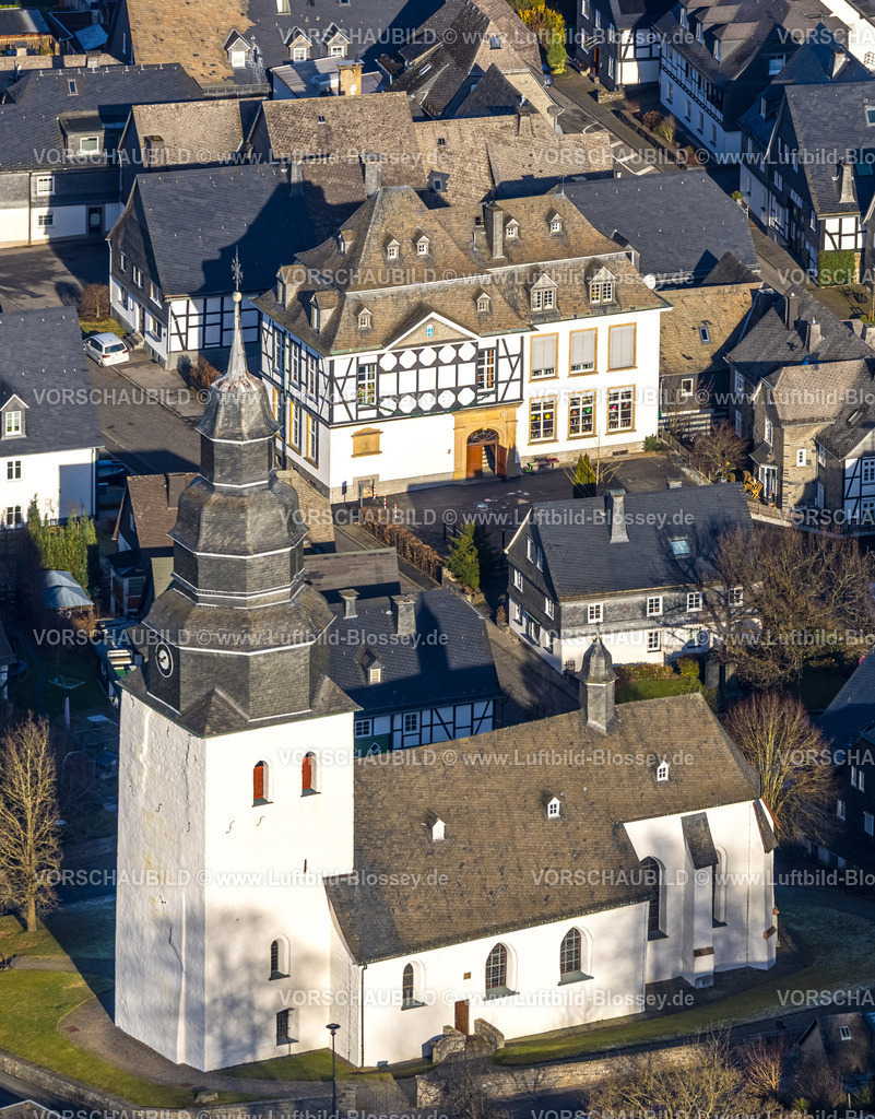 Meschede260104333 | Luftbild, Ortszentrum mit Pfarrkirche Sankt Johannes Evangelist, rechts das historische Rathaus, hinten die  St. Johannes-Grundchule, Eversberg, Meschede, Sauerland, Nordrhein-Westfalen, Deutschland