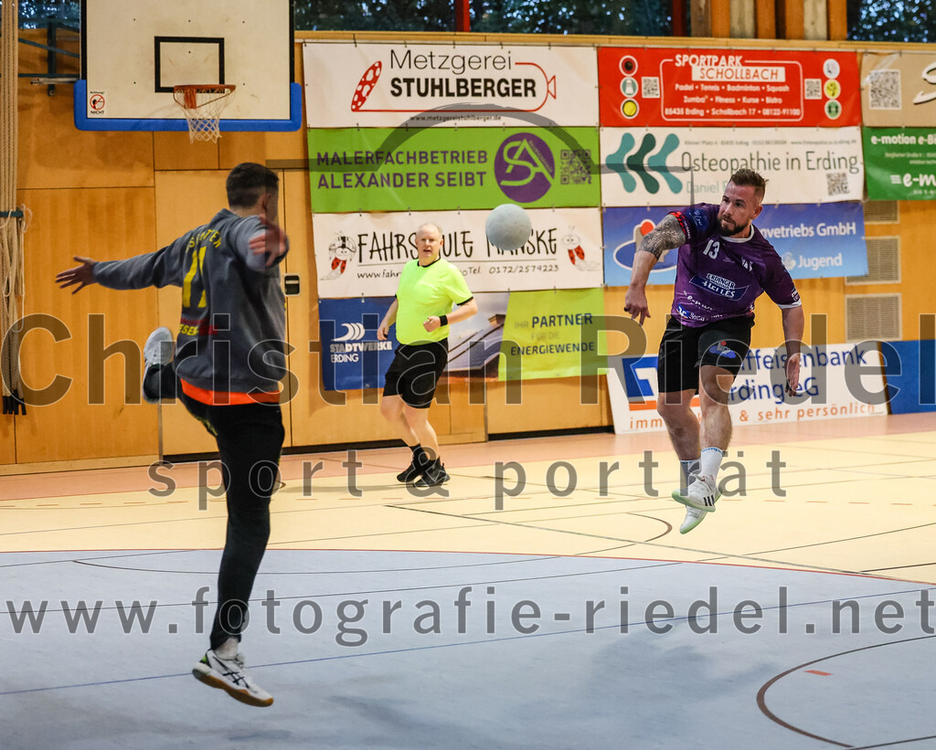 2024-10-13_076_SpVgg_Altenerding_gegen_SSG_Metten | Erding, Deutschland, 13.10.2024:Handball, Bezirksoberliga Männer 2024 / 2025, 4. Spieltag, SpVgg Altenerding gegen SSG Metten, Endergebnis: 40:22Maximilian Bürger (SSG Metten, #17), Sebastian Forster (SpVgg Altenerding, #13)Foto: Christian Riedel / fotografie-riedel.net