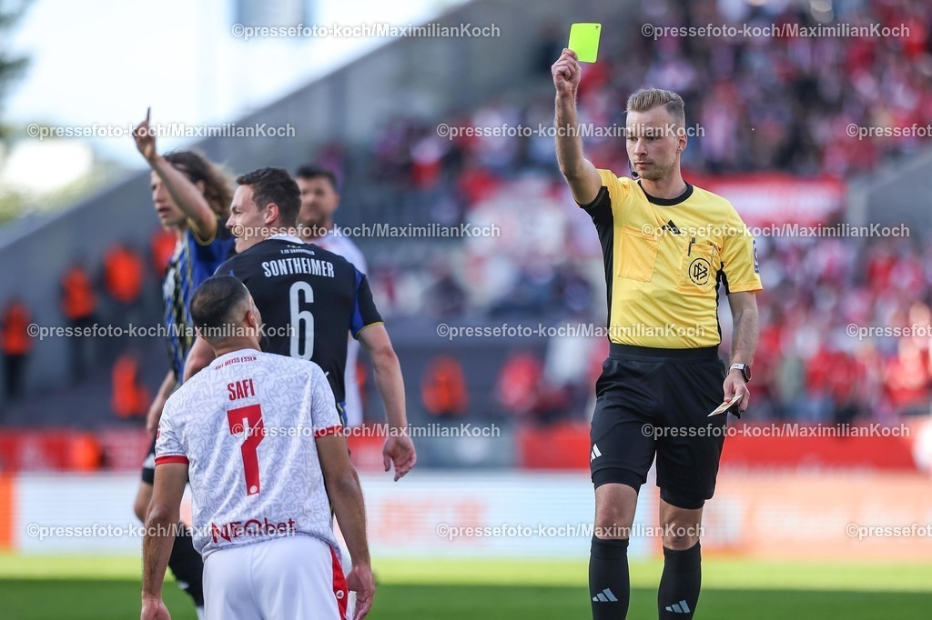 xKWIx26042601039 | 2026.04.26, xkwix, Fußball, 3.Liga, Rot-Weiss Essen - 1. FC Saarbrücken, Stadion an der Hafenstraße, 35.Spieltag, Saison 2025 / 2026: Schiedsrichter Martin Wilke gibt Ramien Safi (Rot-Weiss Essen #7) Gelb fuer eine Schwalbe  DFB regulations prohibit any use of photographs as image sequences and or quasi-video. Photo: xKamilxWilkowskixPressefotoKochx
