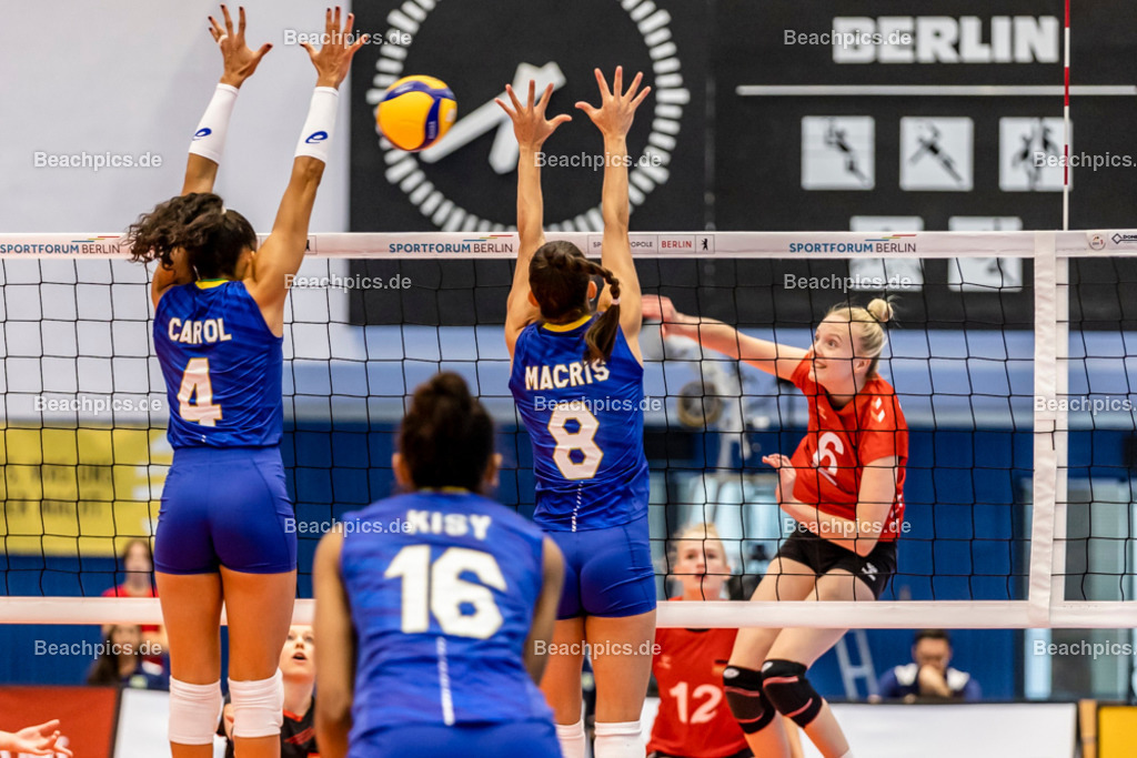 2022-00063306-Testspiel-Deutschland-Brasilien | Angriff Jennifer JANISKA #6 (Annahme-Außen) GER gegen Ana CAROLINA SILVA #4 BRA und Marcis CARNEIRO #8 BRA im Block 17.09.2022; Berlin Foto: Gerold Rebsch - www.beachpics.de
