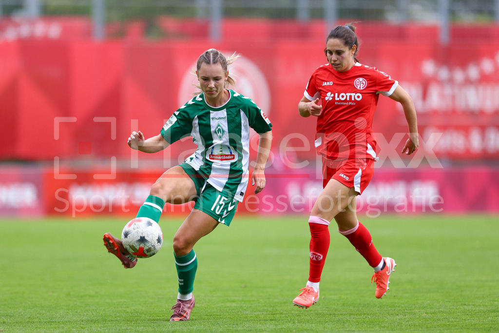 Fussball, Google Pixel Frauen-Bundesliga, 1. FSV Mainz 05 - SV Werder Bremen | v.li.: Michelle Weiß (SV Werder Bremen, 15) und Vital Kats (1. FSV Mainz 05, 30) im Zweikampf, Duell, Dynamik, Aktion, Action, Spielszene, DIE DFB-RICHTLINIEN UNTERSAGEN JEGLICHE NUTZUNG VON FOTOS ALS SEQUENZBILDER UND/ODER VIDEOÄHNLICHE FOTOSTRECKEN. DFB REGULATIONS PROHIBIT ANY USE OF PHOTOGRAPHS AS IMAGE SEQUENCES AND/OR QUASI-VIDEO.