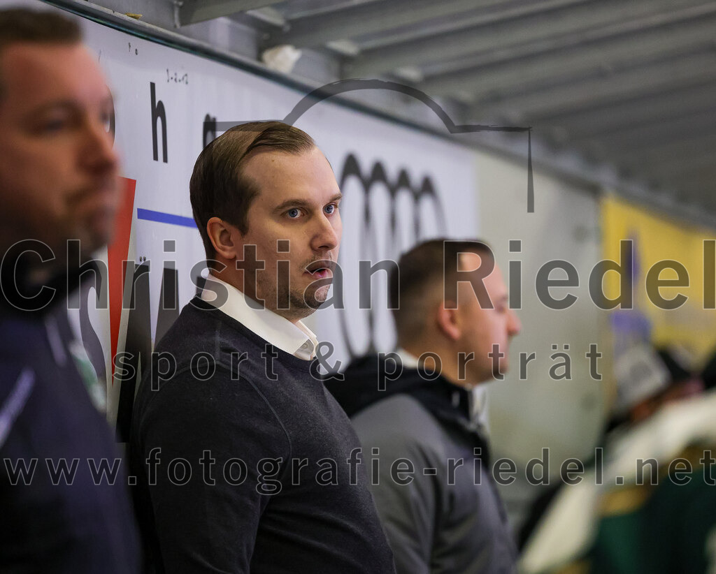 2025-08-22_017_TSV_Erding_gegen_EV_Fuessen | Erding, Deutschland, 22.08.2025:Eishockey, Oberliga Süd 2025 / 2026, Testspiel, TSV Erding gegen EV Füssen, Endergebnis: 1:4Teamchef Dominik Quinlan (Erding Gladiators)Foto: Christian Riedel / fotografie-riedel.net