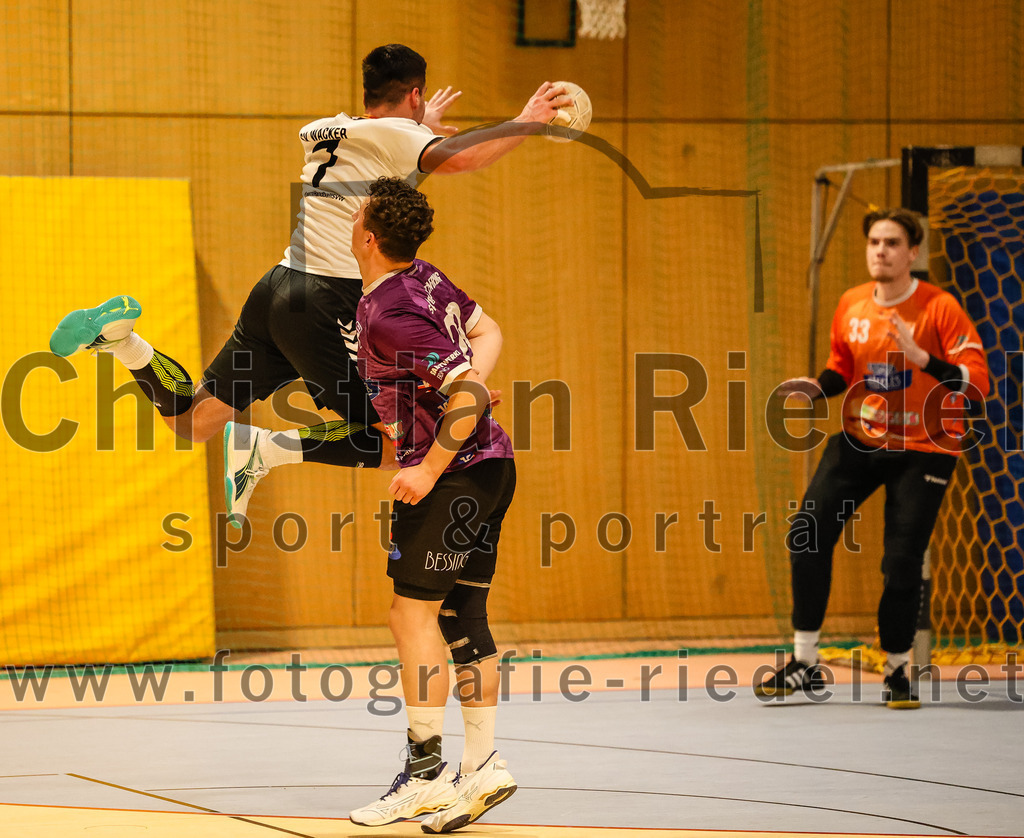 2024-03-09_032_SpVgg_Altenerding_gegen_SVW_Burghausen | Erding, Deutschland, 09.03.2024:
Handball, Bezirksoberliga Männer 2023 / 2024, 18. Spieltag, SpVgg Altenerding gegen SVW Burghausen, Endergebnis: 25:34

Tony Ivankovic (SVW Burghausen, #7), Moritz Sturm (SpVgg Altenerding, #23), Torwart Jannik Fleps (SpVgg Altenerding, #33)

Foto: Christian Riedel / fotografie-riedel.net
