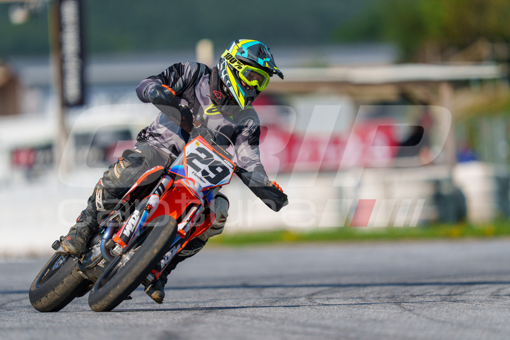SuperMoto_Staatsmeisterschaft_Greinbach_184 | GRIPcapture steht für authentische Sportfotografie in Österreich – für Momente, die mehr sind als Geschwindigkeit oder Ergebnis. Es geht um Emotion, Spannung, Fokus und den Augenblick, der oft nur einen Wimpernschlag dauert.Ob Motorsport, Teamsport oder 