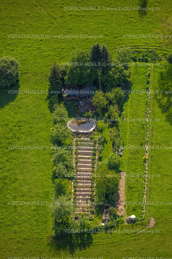 Olsberg240503090 | Luftbild, Garten Beete und Gartenlaube auf einer Wiese, Sitzgruppe, Gevelinghausen, Olsberg, Sauerland, Nordrhein-Westfalen, Deutschland