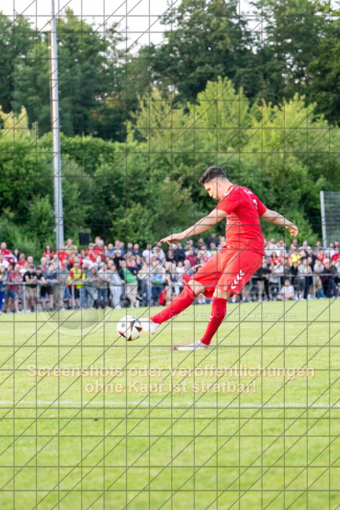 20250616_210832_1069 | #,  TV Eybach (weiß) vs. 1.FC Donzdorf II (rot), Fussball, Entscheidungsspiel 3 in Kreisliga A3 - Bezirk Neckar/Fils, Saison 2024/2025, Rasensportplatz, Staufenecker Str. 41, 73084 Salach, 16.06.2025 - 18:30 Uhr,Foto: PhotoPeet-Sportfotografie/Peter Harich