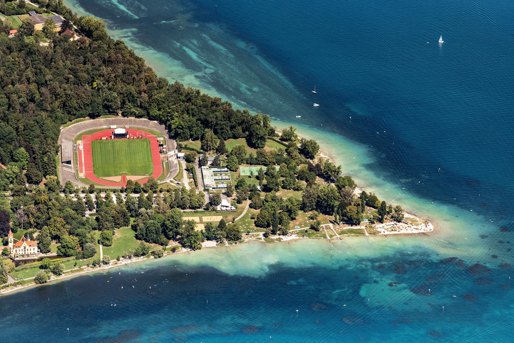 dr__0059109.jpg | KONSTANZ 20.08.2020 Fußball- Stadion Bodenseestadion und im Vordergrund das Schloss Seeheim und das Strandbad Horn in Konstanz im Bundesland Baden-Württemberg, Deutschland. // Football stadium Bodenseestadion and in Vordergrand das Schloss Seehein in Konstanz in the state Baden-Wuerttemberg, Germany. Foto: Daniel Reiter
