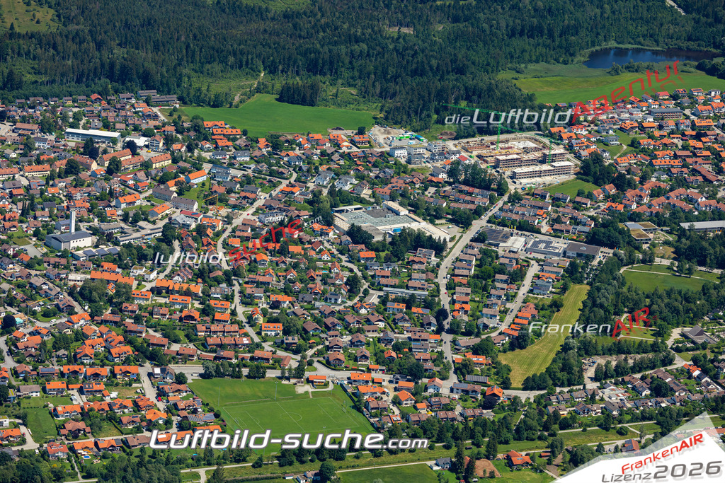 Aktuelles Luftbild von  Penzberg - Die Luftaufnahme wurde 2022 mittels UL-Flugzeug erstellt ( keine Drohne ) - hochauflösende Kamera-Systeme von  Canon -Beste Qualität - Für grossformatige Ausdrucke geeignet. Die Geschenkidee !