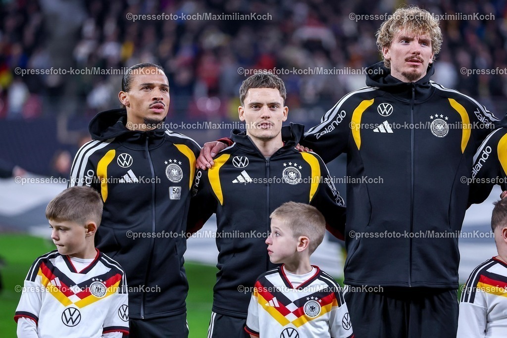DFB17112501127 | 17.11.2025, Fußball, Länderspiel, WM-Qualifikation Europa, Deutschland - Slowakei, Red Bull Arena (Leipzig), 10. Spieltag, Saison 2025 2026: Leroy Sane (GER #19) Florian Wirtz (GER #17) Nick Woltemade (GER #11)  vor dem Spiel bei der NationalhymneRegulations prohibit any use of photographs as image sequences and or quasi-video. vor dem Spiel bei der Nationalhymne