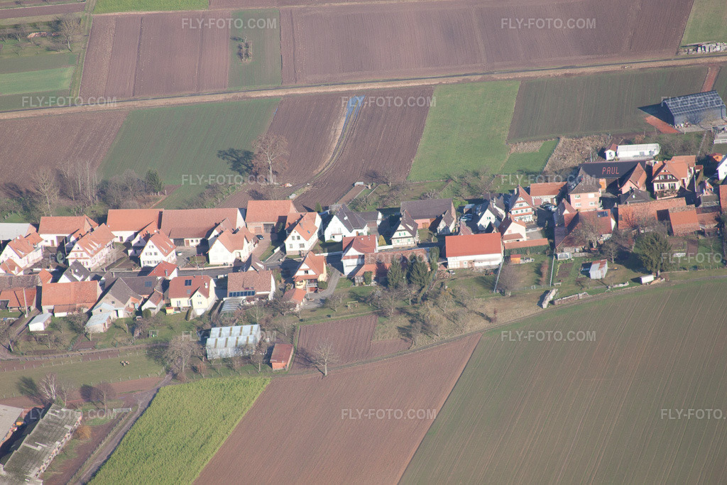 Aerial view: Rue Principale from the south in Schleithal in the state Bas-Rhin, France. – Photo: IMG_48494.jpg taken on 12/11/2011 by Werner Riehm/FLY-FOTO.com – Resolution of the original: 4752 x 3168 px