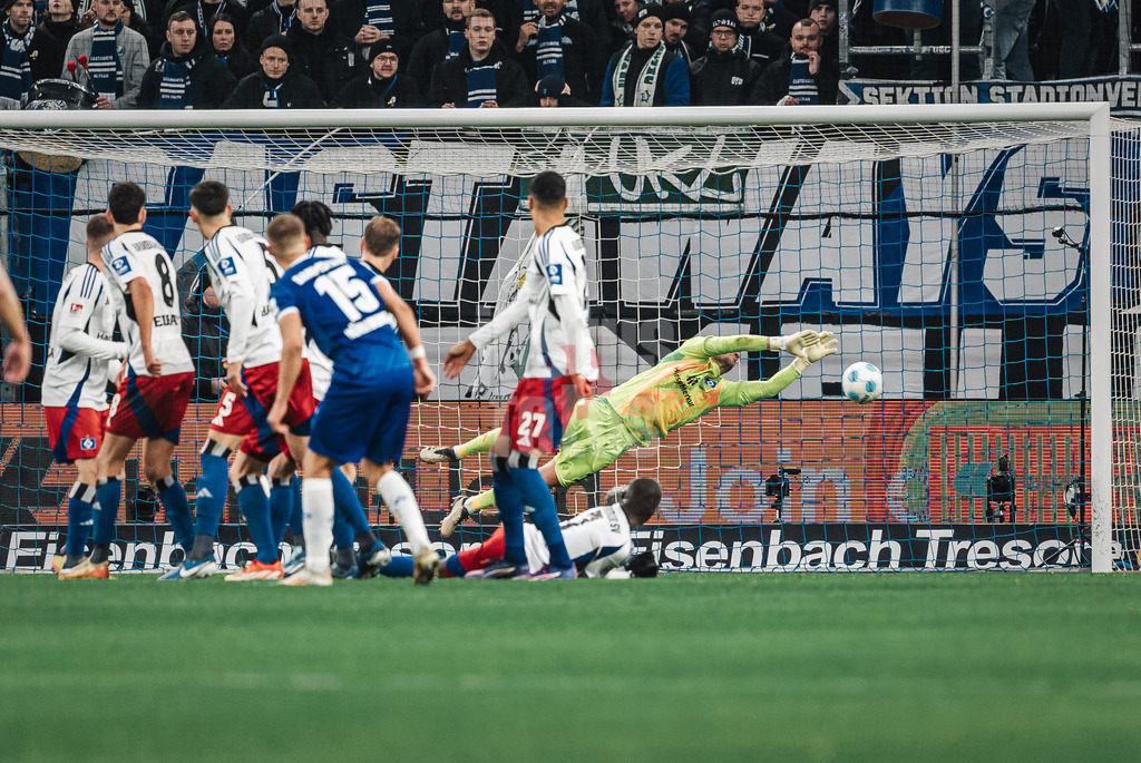 Fußball | Männer | Saison 2024/2025 | 2. Fußball-Bundesliga | 15. Spieltag | Hamburger SV vs. SV Darmstadt 98 | 08.12.2024 | Daniel Heuer Fernandes (#1, HSV) mit Parade nach dem Freistoss