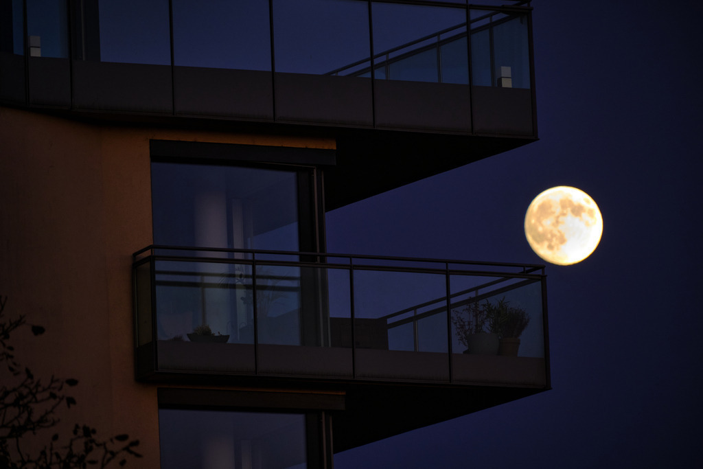 Supermond über Balkon einer Wohnanlage | Wien, Austria - November 04, 2025: Supermond über Balkon einer Wohnanlage. - Realisiert mit Pictrs.com