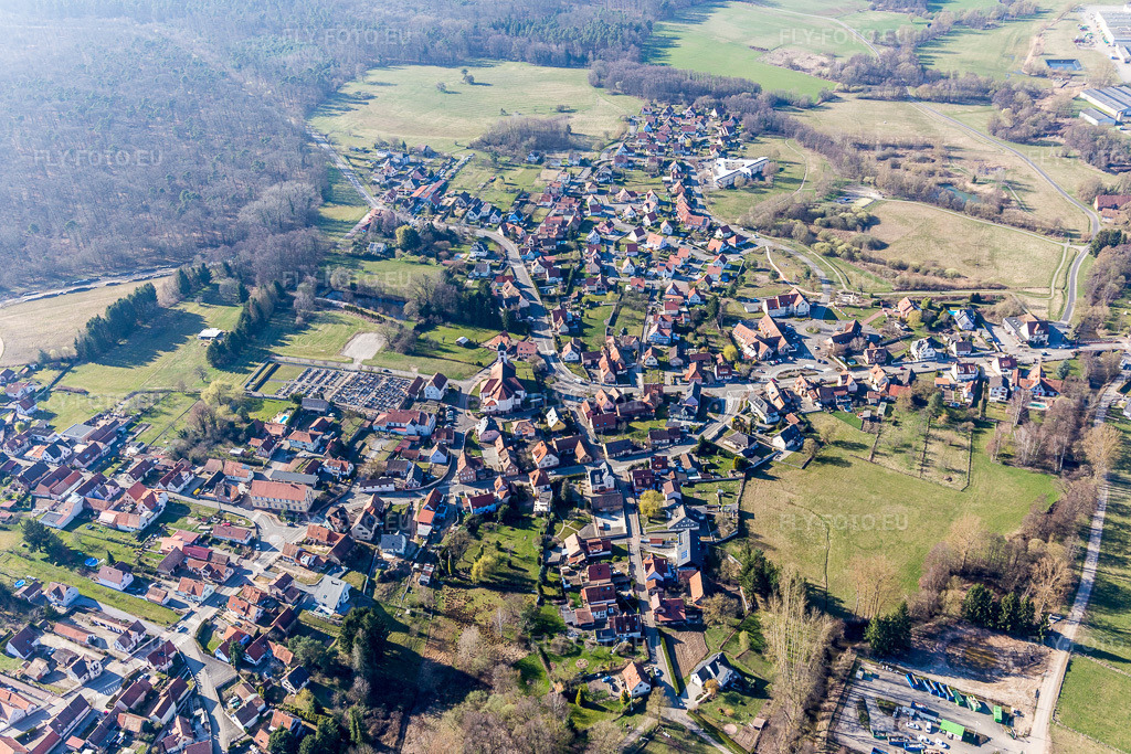 Vue aérienne: Vue des rues et des maisons dans les zones résidentielles à Mertzwiller dans le département Bas Rhin, France. Photo: IMG_097478.jpg prise le 16/03/2017 par Werner Riehm/FLY-FOTO.eu – Résolution de l'original: 5472 x 3648 px