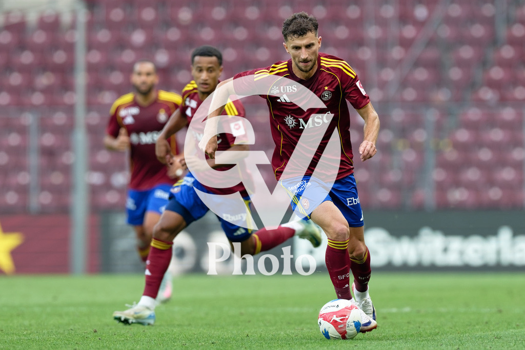 Brack Super League - Servette FC v FC Saint-Gall | Miroslav Stevanovic (9 Servette FC) goes forward (action) during the Brack Super League match between Servette FC and FC Saint-Gall at Stade de Geneve in Geneva, Switzerland