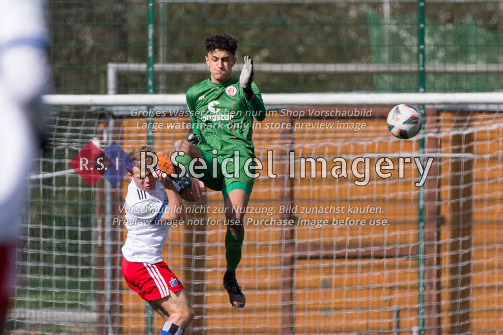 Fußball, Saison 2021/22, A-Junioren Bundesliga, Hamburger SV - FC St. Pauli, Paul-Hauenschild-Plätze (Norderstedt), 02.04.2022, 16. Spieltag | Emre Boz (#1, Pauli, Torwart) wehrt den Ball ab, reißt dabei aber das Bein hoch. Tom Sanne (#21, HSV) läuft in ihn hinein. Kisilowski bleibt am Boden und Boz sieht gelb-rot.