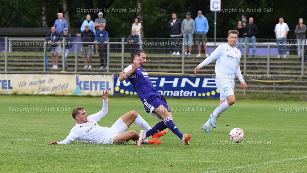 VfR Neumünster vs TSV Nordmark Satrup | Z9D_5537, 04.08.24, Fußball-Flens-Oberliga Männer 2024/2025, VfR Neumünster (lila) vs. TSV Nordmark Satrup (weiss), Kastriot Alija (VfR #24 erzielt hier das 1-3) / Tom-Peter-Alf Karshüning (Satrup #15) &amp; Lasse Petersen (Satrup #23) - Realisiert mit Pictrs.com