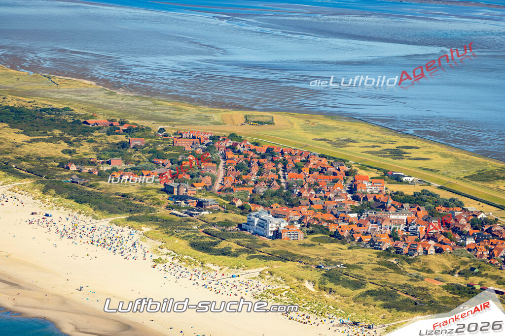 Aktuelles Luftbild von  Juist - Die Luftaufnahme wurde 2022 mittels UL-Flugzeug erstellt ( keine Drohne ) - hochauflösende Kamera-Systeme von  Canon -Beste Qualität - Für grossformatige Ausdrucke geeignet. Die Geschenkidee !