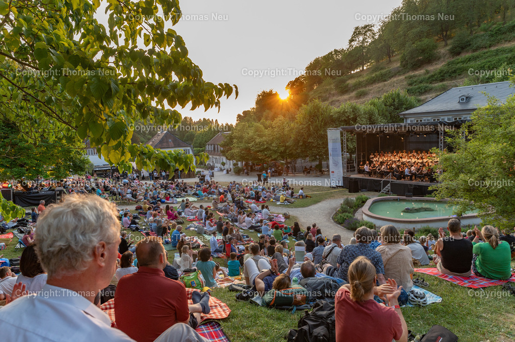 DSC_1378 | Der Staatspark Fürstenlager in Bensheim Auerbach, an der hessischen Bergstraße- ist ein wunderschöner Landschaftspark nach englischen Vorbild. Es war die Sommerresidenz der Darmstädter Fürstenfamilie die hier das "einfache Landleben" genossen. Zu jeder Jahreszeit kann man das Fürstenlager als Ausflugsziel empfehlen. Im Herrenhaus ist eine Gastronomie untergebracht. Im Sommer findet auf der Bühne vor der großen Wiese ein Opern-Air statt, 