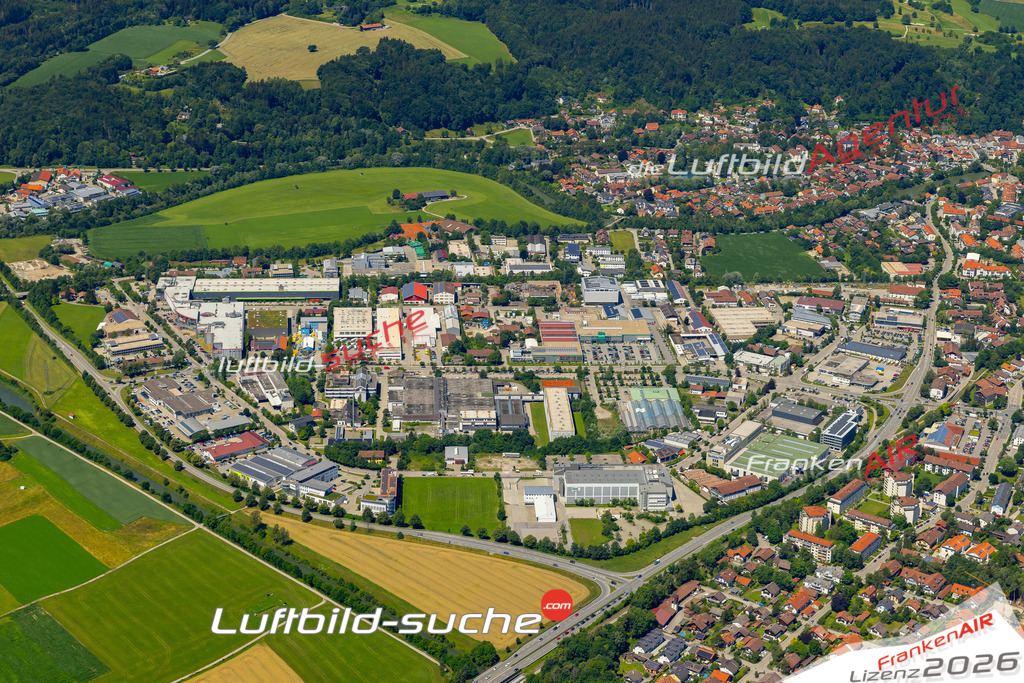 Die Luftaufnahme Gewerbegebiet - Wolfratshausen wurde 2022 vom Flugzeug aus (keine Drohne) erstellt. Hohe Auflösung -für große Poster und Wandbilder geeignet - Garantiert!