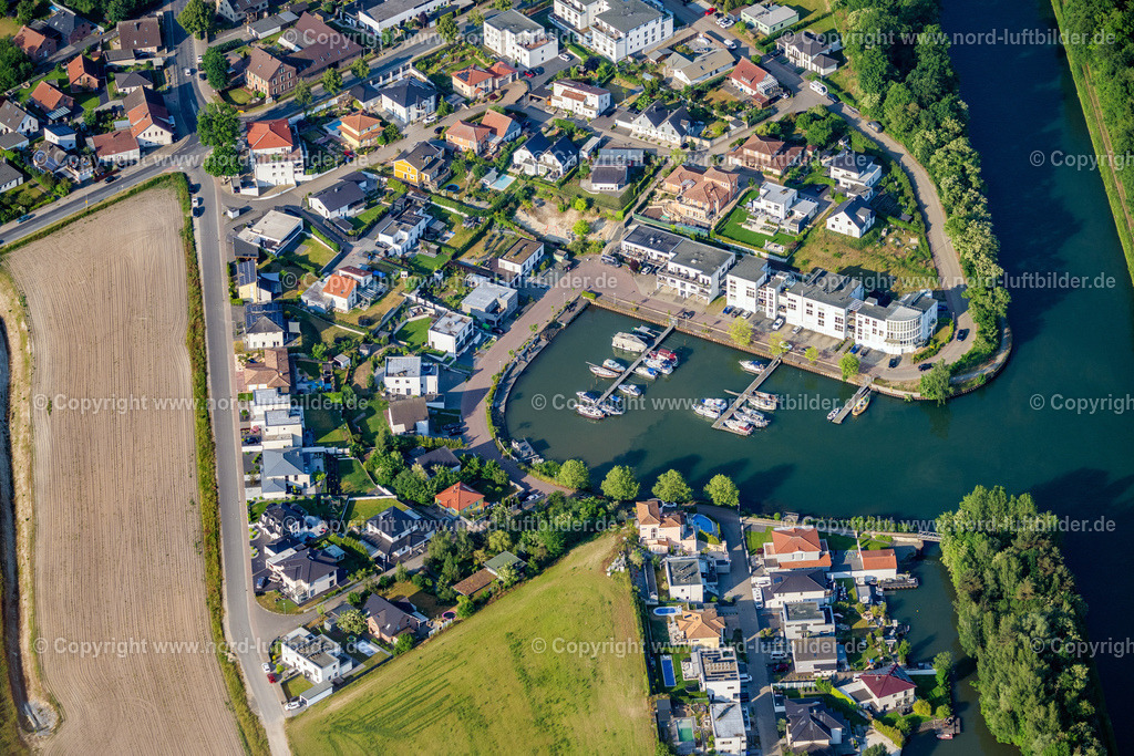 Abbesbüttel_Hafen_Mittellandkanal_ELS_0231050623 | ABBESBüTTEL 05.06.2023 Hafenanlagen am Ufer des Fluß- Verlaufes des Mittellandkanal an der Hafenstraße in Abbesbüttel im Bundesland Niedersachsen, Deutschland. // Port facilities on the banks of the river course the Mittelland Canal on street Hafenstrasse in Abbesbuettel in the state Lower Saxony, Germany. Foto: Martin Elsen